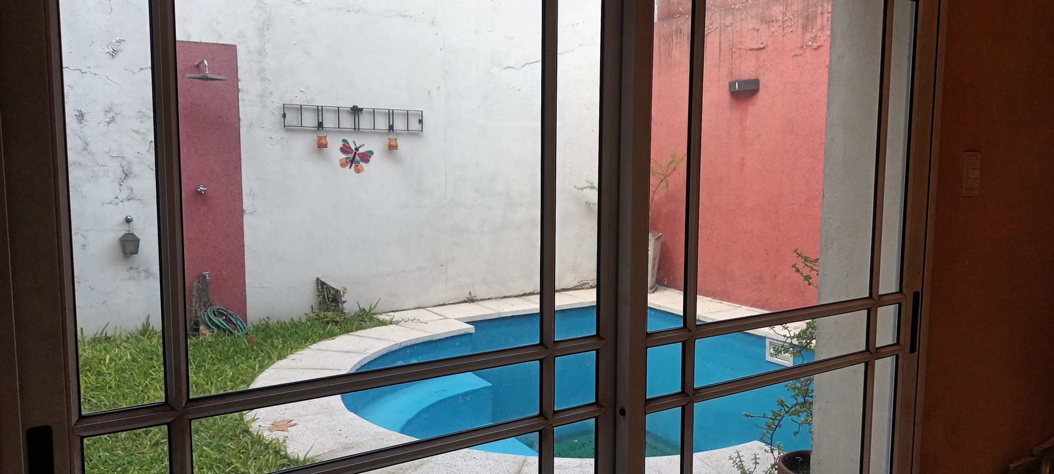 Casa en venta de 5 ambientes en Villa Urquiza con parque y pileta sobre lote propio 