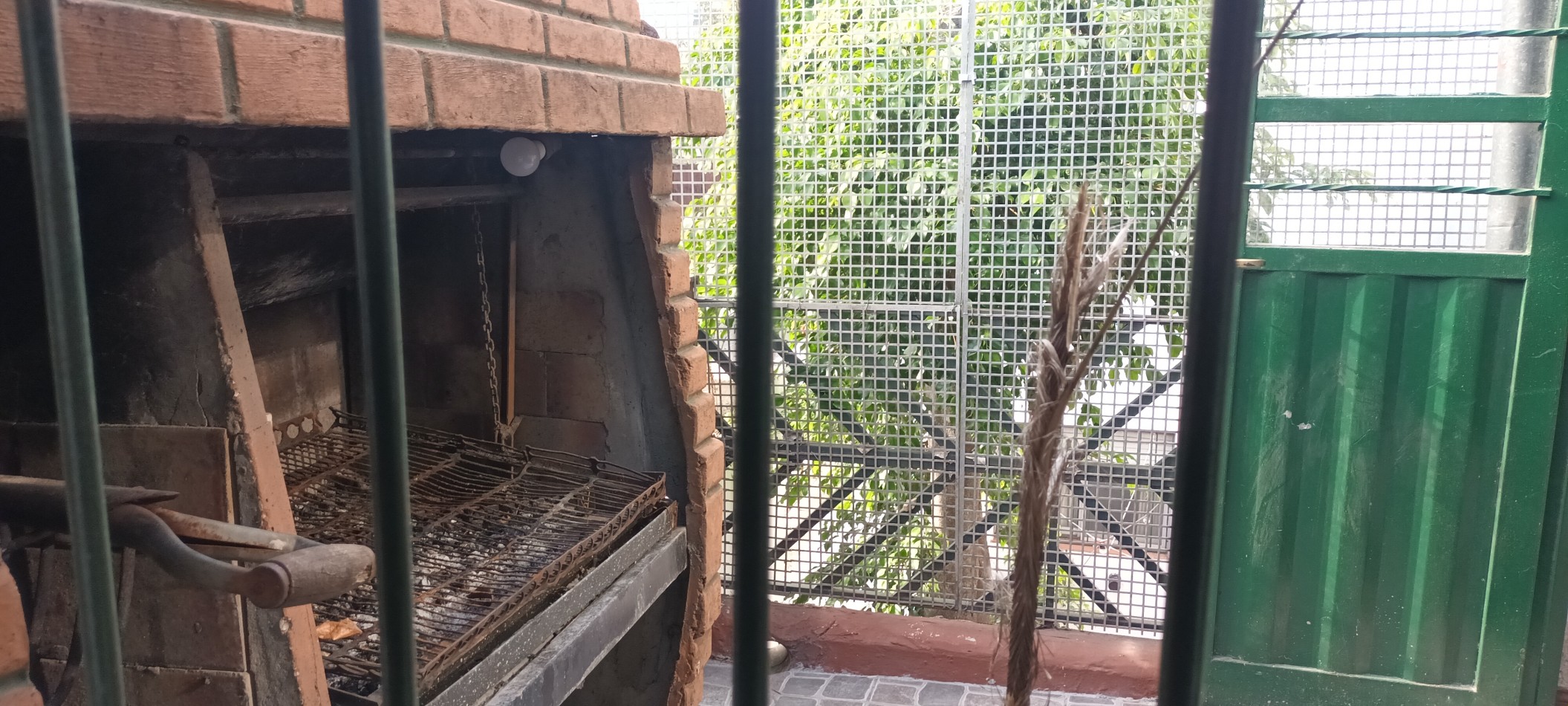 CASA CON DOS DEPTOS INDEPENDIENTES EN VENTA SOBRE LOTE PROPIO EN FLORES CON PATIO Y TERRAZA