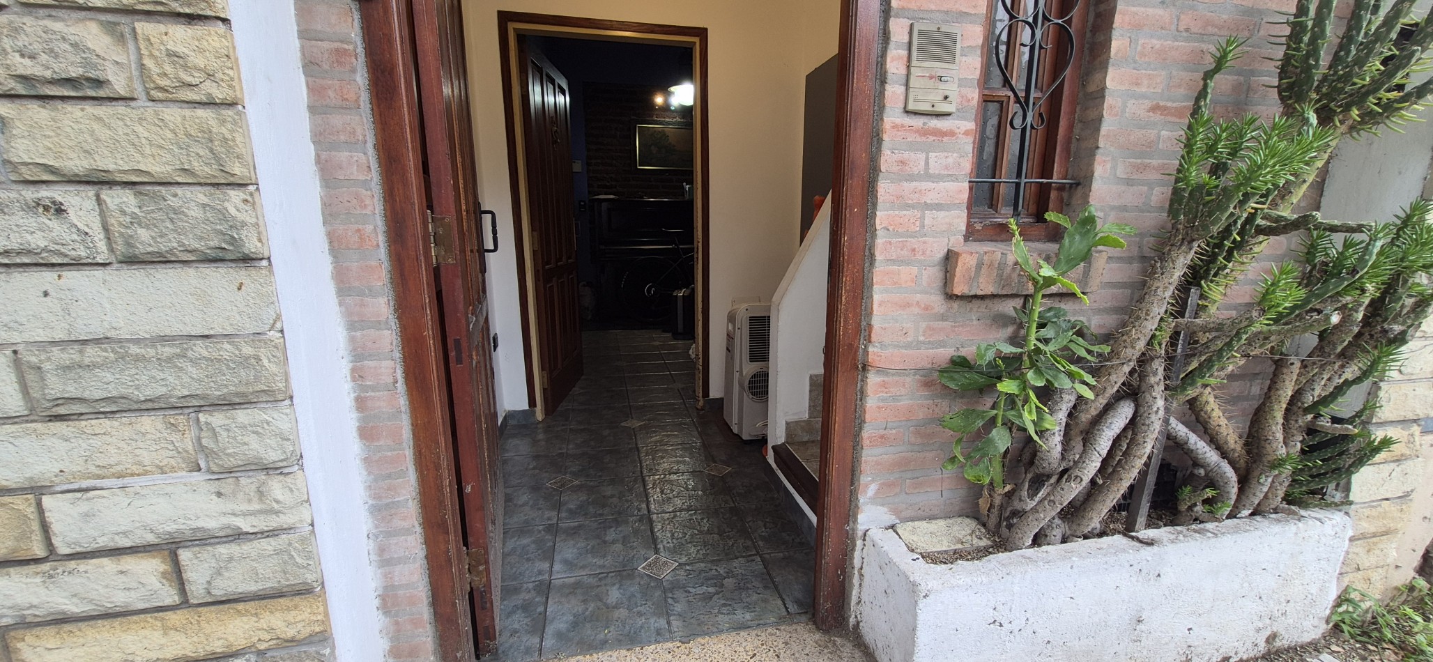 CASA CON DOS DEPTOS INDEPENDIENTES EN VENTA SOBRE LOTE PROPIO EN FLORES CON PATIO Y TERRAZA