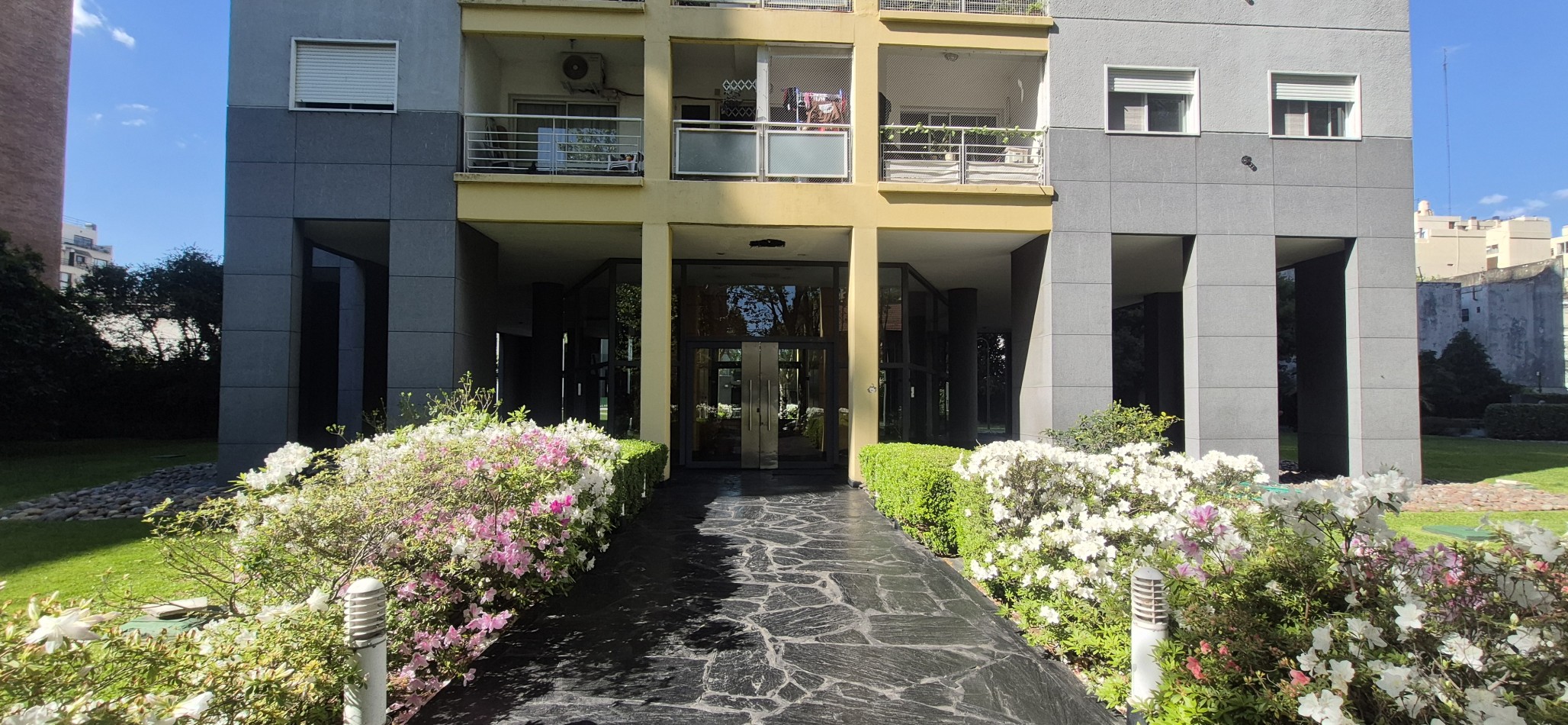 ESPECTACULAR DEPARTAMENTO DE 2 AMBIENTES AMPLIOS EN VENTA EN COGHLAN PISO ALTO SUPER LUMINOSO
