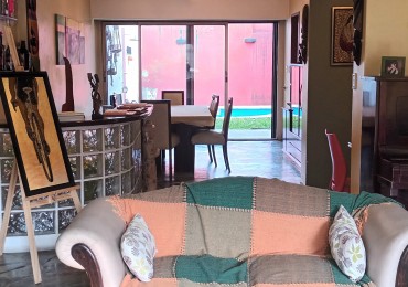 Casa en venta de 5 ambientes en Villa Urquiza con parque y pileta sobre lote propio 