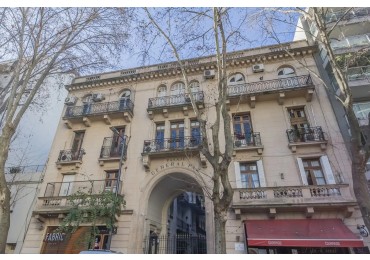 DEPARTAMENTO EN VENTA DE 4 AMBIENTES CON ESCRITORIO EN FAMOSO PASAJE GENERAL PAZ BARRIO COLEGIALES