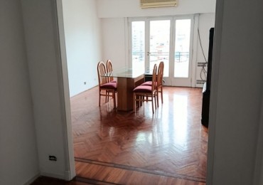 Departamento en Venta de 3 ambientes piso alto al frente, amplio y luminoso con balcon, toilette y escritorio