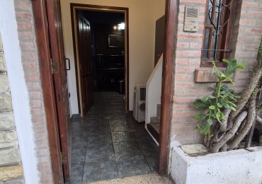 CASA CON DOS DEPTOS INDEPENDIENTES EN VENTA SOBRE LOTE PROPIO EN FLORES CON PATIO Y TERRAZA